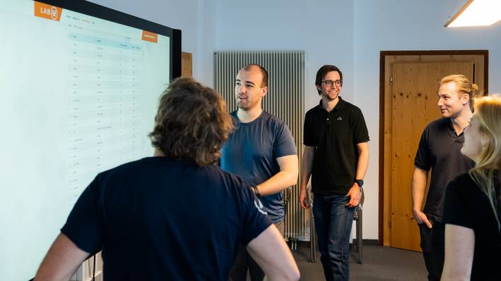 Kreative Köpfe: Im Lab42 beschäftigt sich ein internationales Team mit der Entwicklung einer möglichst menschenähnlichen KI.